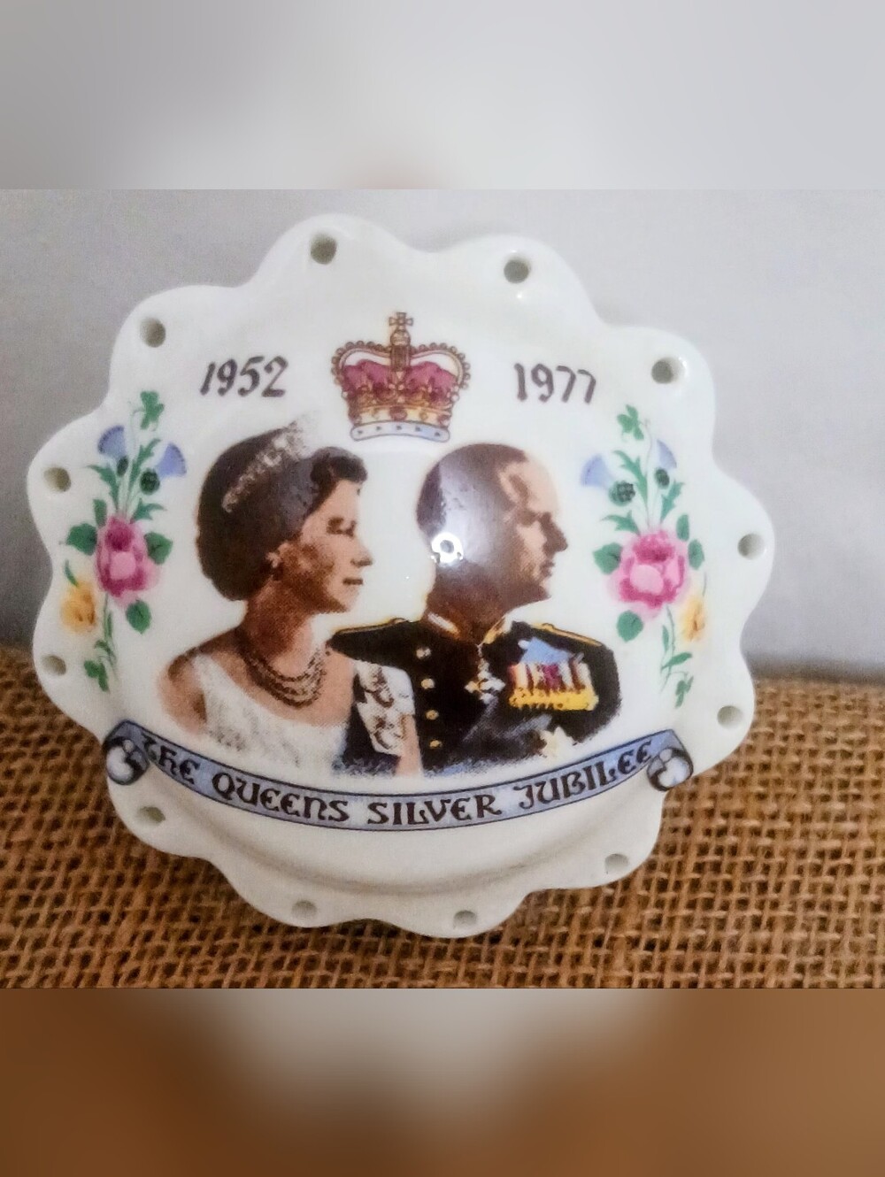 Queen Elizabeth Silver Jubilee 1972 Commerative Potpourri, Sachet Holder England